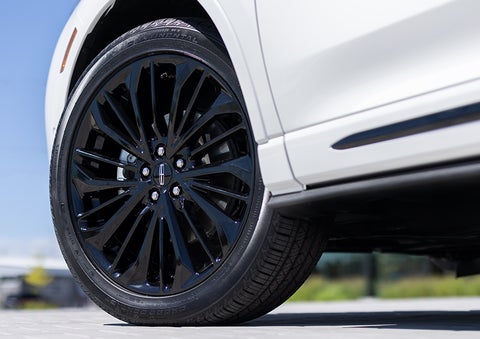 The stylish blacked-out 20-inch wheels from the available Jet Appearance Package are shown. | North Park Lincoln at Dominion in San Antonio TX